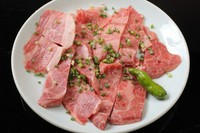 肩ロースのステーキ肉に使われる部位をご提供しています。分厚くて食べ応え満点です。（写真は二人盛り）