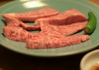 和牛の肩ロース肉を胡麻油を主体としたタレで香ばしくいただきます。