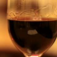 焼肉に合う、フランス産の赤ワインをグラスでどうぞ。