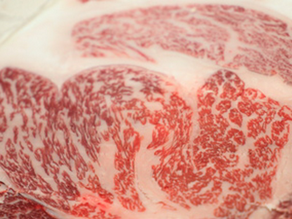 分厚い特上カルビがメインの贅沢なセットです。6種類のお肉を食べて大満足。石焼ビビンバもついてます。