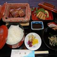 鰻料理各種・和食・洋食料理をお昼食、ご夕食にお楽しみ下さい。奥の挿し木では、ご家族連れや女性同士での語らい、各種会合など…。ゆったりとしたお時間をお過ごし下さい。