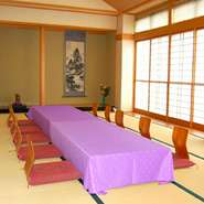 少人数でもごゆっくりできる小部屋から200名様までご利用できる大広間で各種ご宴会のご対応ができます。宴会ご希望の方は、お早目のご予約がオススメです。
