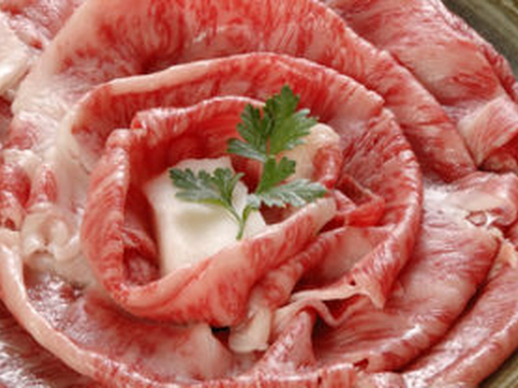 秋冬は黒毛和牛のすきやき・しゃぶしゃぶで。