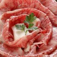 国産黒毛和牛「A5」のすきやき・しゃぶしゃぶコースがおすすめです。
前菜・お造り盛合せ・焼物・すき焼き又はしゃぶしゃぶ・お食事・デザート 10800円