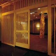 掘りごたつの完全個室で静かにゆっくりと料理を堪能できます。
