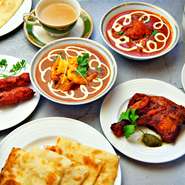 人気のナンロール・サモサ・チキンテッカ・チキンパコダ・タンドリープローンに、特別メニューのサーモンマリネ・パニールサラダ・ハルワ・フルーツの9品。
8,000円（4人前）前日までにご予約下さい。
