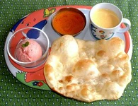 マイルドなカレーでお子様も安心♪
ナンまたはライス、チキンカレー、ドリンク、アイス