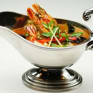 トマトベースで野菜たっぷりのさらっとしたカレーはえびのうまみが溶け込んでいます。