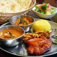 タンドリーチキンに天ぷら、選べるカレー2種にナンとライスがついてインド料理が初めての方にもおすすめです♪