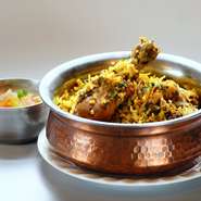 香りのよいインドのバスマティライスを使用しています。
揚げ玉ねぎ、コリアンダー、ライタ（ヨーグルトサラダ）を混ぜてお召し上がりください。
