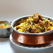 香りのよいインドのバスマティライスを使用しています。
揚げ玉ねぎ、コリアンダー、ライタ（ヨーグルトサラダ）を混ぜてお召し上がりください。
