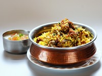 香りのよいインドのバスマティライスを使用しています。
揚げ玉ねぎ、コリアンダー、ライタ（ヨーグルトサラダ）を混ぜてお召し上がりください。
