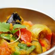 日替わりで旬の野菜を使ったカレーをご用意しております