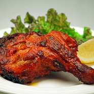 骨付きの鶏もも肉（スパイスに付け込んでありとってもジューシー）　　