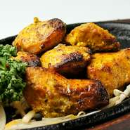 スパイスに付け込んだサーモンをオーブンで焼き上げます