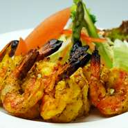 プリプリでスパイシーな海老の炭焼料理