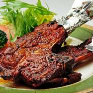 骨付きの子羊肉