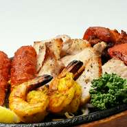 チキンテッカ、シシカバブ、タンドリープローン（えび）、ポレコスングル（豚肉）の4種類が楽しめます