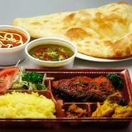 ・サラダ
・タンドリーチキン
・パコダ（野菜の天ぷら）
・カレー２種（１０種類の中から選べます）
・大きいナン
・ミニライス