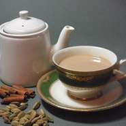 スパイスの香り漂うインドのミルクティ（しょうが、カルダモン、シナモン入り）