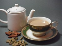 スパイスの香り漂うインドのミルクティ（しょうが、カルダモン、シナモン入り）