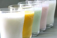 自家製のヨーグルトを使用したラッシー。人気のマンゴーに加え、ローズ・ザクロ・メロンが登場