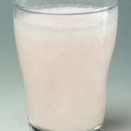 高級インド産のローズウォーターを使用した、贅沢なバラの香り。店長イチオシのラッシーです