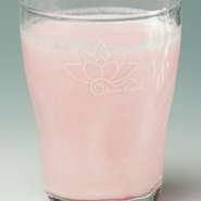 ザクロの香りのかわいいピンク色のラッシー。