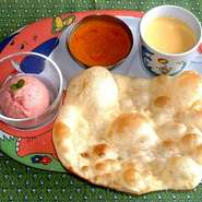 チキンカレー、ナンまたはライス、ドリンク、アイス