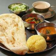 サラダorスープ・本日のカレー２種・大きいナン・ミニライス・ドリンク