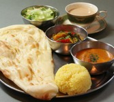 サラダorスープ・本日のカレー２種・大きいナン・ミニライス・ドリンク