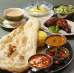 サラダorスープ・えびカレー・本日のカレー2種・炭焼き料理・大きいナン・ミニライス・デザート・ドリンク