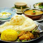 サラダorスープ・フィッシュテッカ・えびココナッツカレー・ミニナン・ミニライスデザート・ドリンク