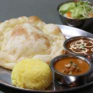 サラダorスープ・本日のカレー２種・ミニナン・ミニライス