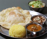 サラダorスープ・本日のカレー２種・ミニナン・ミニライス