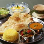 サラダorスープ・本日のカレー２種・ミニナン・ミニライス・デザート・ドリンク