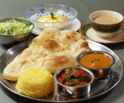 サラダorスープ・本日のカレー２種・ミニナン・ミニライス・デザート・ドリンク