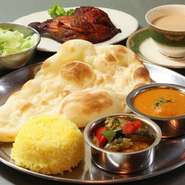 サラダorスープ・本日のカレー２種・ミニナン・ミニライス・タンドリーチキン・ドリンク