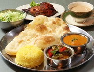 サラダorスープ・本日のカレー２種・ミニナン・ミニライス・タンドリーチキン・ドリンク