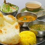 サラダorスープ・カレー2種（ほうれん草カレー・野菜カレー）・大きいナン・ミニライス・ドリンク