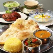 サラダorスープ・本日のカレー２種・ミニナン・ミニライス・タンドリーチキン・デザート・ドリンク