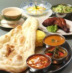 サラダorスープ・えびカレー・本日のカレー2種・炭焼き料理・大きいナン・ミニライス・デザート・ドリンク