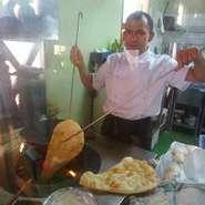 炭火窯の中は250℃以上もありとっても熱い！備長炭の遠赤効果でおいしいインド料理ができるんです。