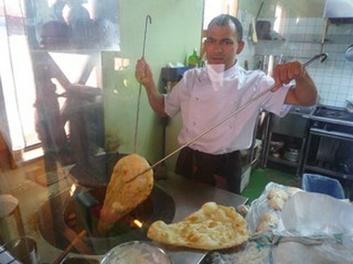 タンドル（インドの炭火窯）でナンを焼いているところ