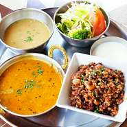 ・サラダ
・スープ
・ヨーグルト
・雑穀米（モハンブレンド）
・カレー1種（10種類の中から選べます）
