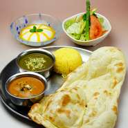 ・サラダまたはスープ
・カレー２種（１０種類の中から選べるよ）
・大きいナン
・ミニライス
・選べるデザート
