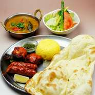 ・サラダまたはスープ
・チキンテッカ
・シシカバブ
・カレー１種（１０種類の中から選べるよ）
・大きいナン
・ミニライス
