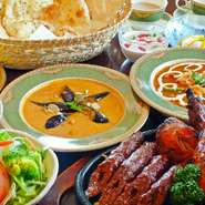 ・パパド
・サラダまたはスープ
・タンドリーチキン
・シシカバブ
・お好きなカレー２種（すべてのメニューの中から選択）
・選べるナン
・選べるデザート
・マサラチャイまたはコーヒー
