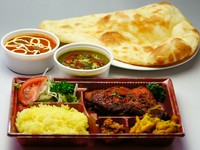 ・サラダ
・タンドリーチキン
・パコダ（野菜の天ぷら）
・カレー２種（１０種類の中から選べます）
・大きいナン
・ミニライス
