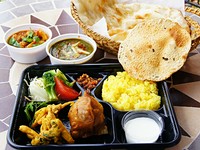 ・サラダ
・パパド(インドのせんべい)
・野菜の天ぷら
・サモサ(インド風コロッケ)
・選べるカレー2種
・大きいナン
・ミニライス
・自家製ヨーグルト